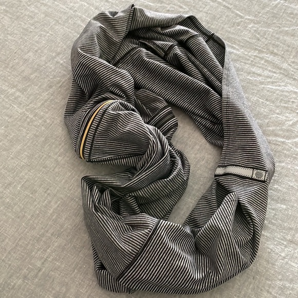 Lululemon Vinyasa Tonka Stripe Heather Slate Black Gold Zipper Scarf - Picture 6 of 6